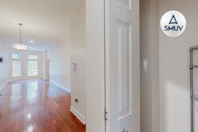 Building Photo - 2225 Brookfield Ave