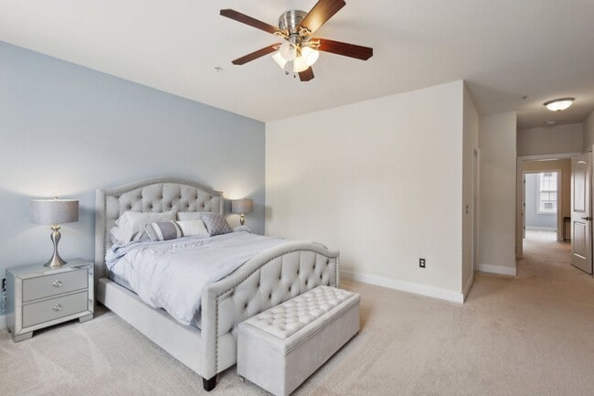 Building Photo - Stunning 2 bed 2.5 bath 2-story condo/townhome