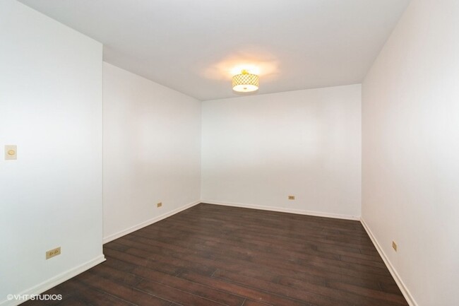 Building Photo - Large 1 Bed/Bath Evanston Condo with TWO P...