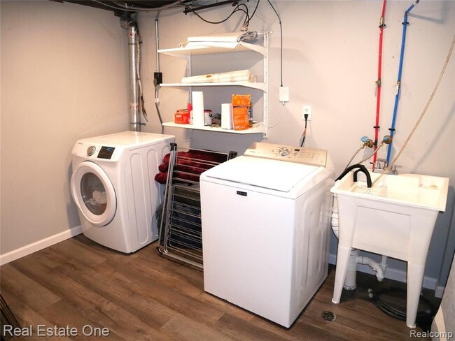 Building Photo - 2881 Ellwood Ave