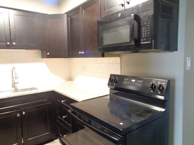 Building Photo - 9729 Ridgeland Ave