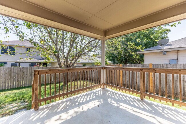 Building Photo - 8914 Walnut Springs