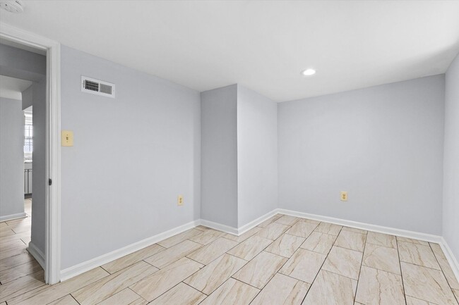 Building Photo - 6BR / 5BA Single-Family Home | 2,663 Sq Ft | Private Driveway | Deck | $4,200/mo Spacious 6-bedro...