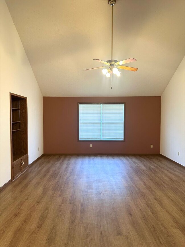 Building Photo - S0281-MF1