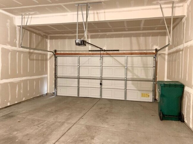 Building Photo - Spacious 3 Bedroom Townhome- Convenient Access to the Front Range