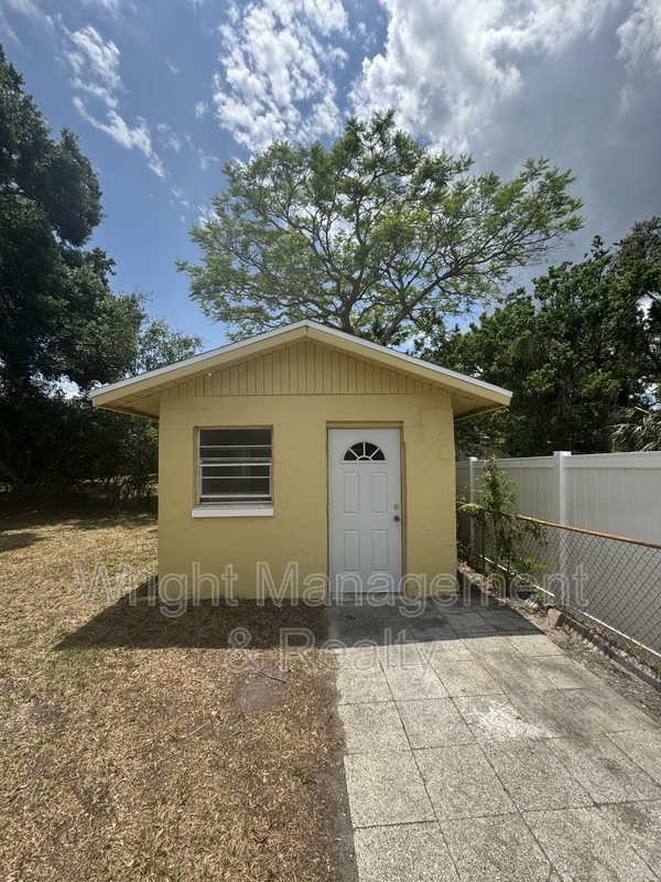 Building Photo - 438 Country Club Dr