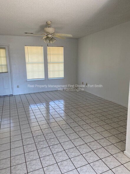 Building Photo - 3505 Ridgeway Dr