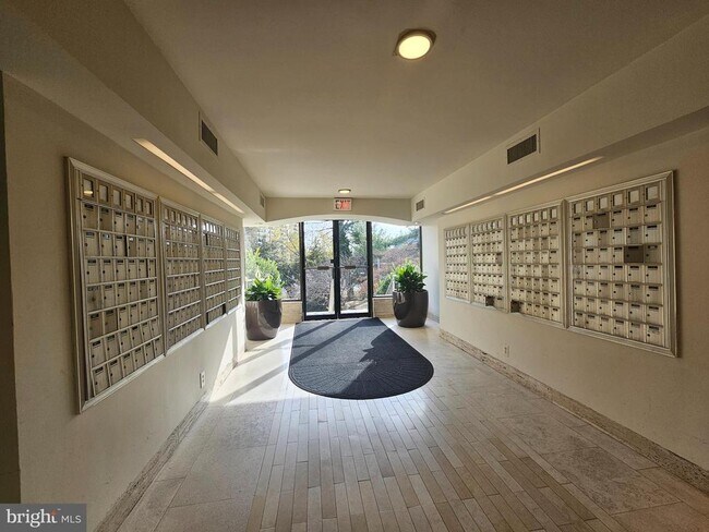 Building Photo - 301 N Beauregard St