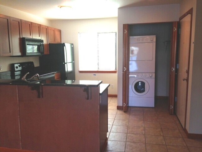 Building Photo - 1 Bed 1 Bath Waterfront Condo Available NOW! Water/Sewer/Trash included!