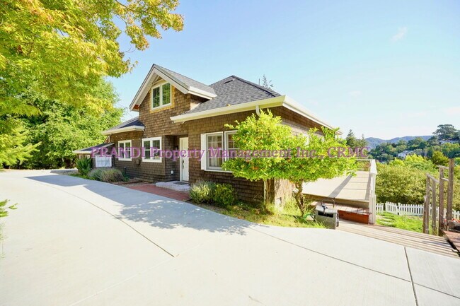 Building Photo - Classic, Modern and Private Home with Fres...