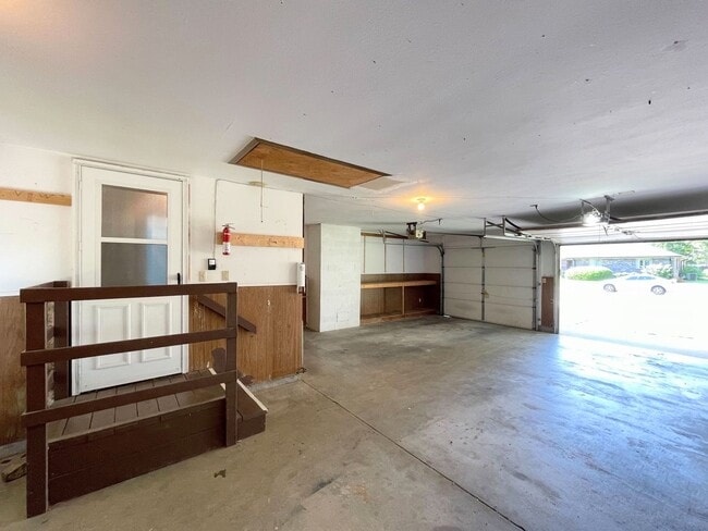 Building Photo - Comfortable 3 Bedroom 2 Bath House in Beau...