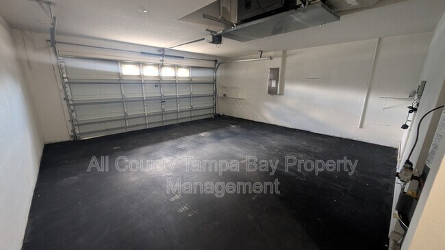 Building Photo - 6047 White Sails Dr