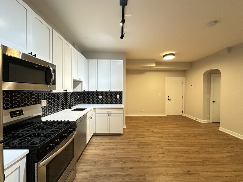 Building Photo - 661 W Wrightwood Ave