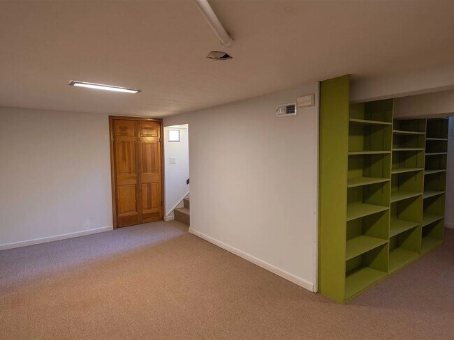 Building Photo - 2536 E 8th St