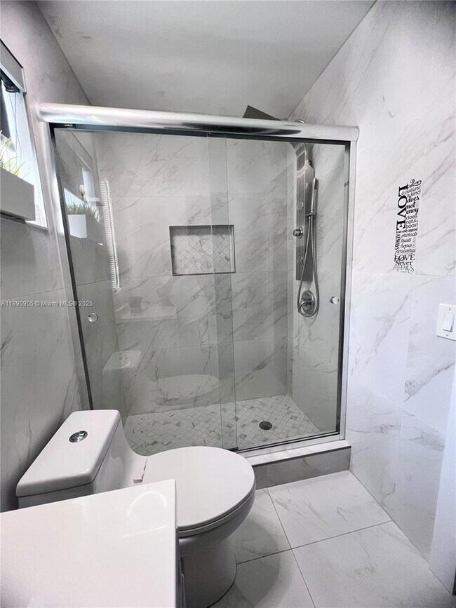 Building Photo - 1371 Bayview Cir