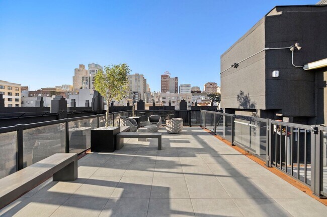 Building Photo - 693 Sutter St