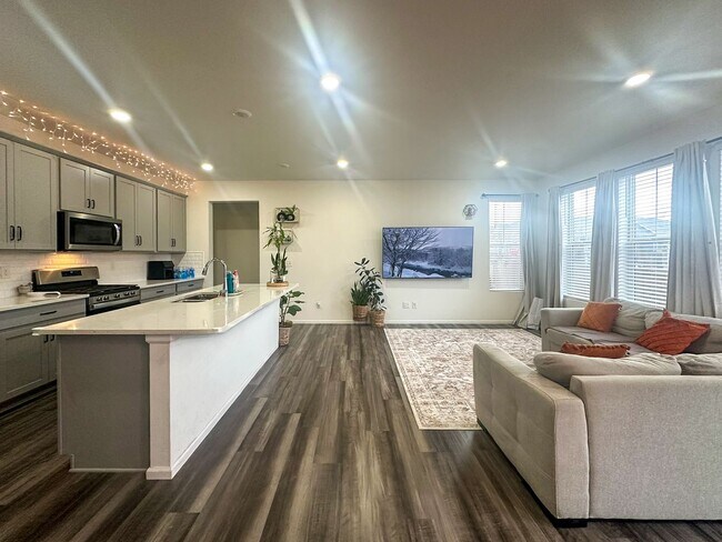 Building Photo - CORNER PAIRED HOME ACROSS THE PARK!