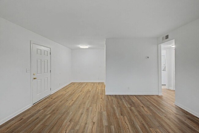 Building Photo - 420 Walton Ln