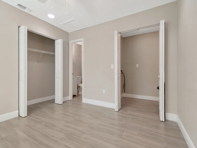 Building Photo - Stunning Newly Renovated 3-Bedroom, 2-Bath Duplex in Prime Bradenton Location!
