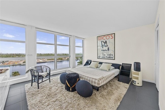 Building Photo - 5055 Collins Ave
