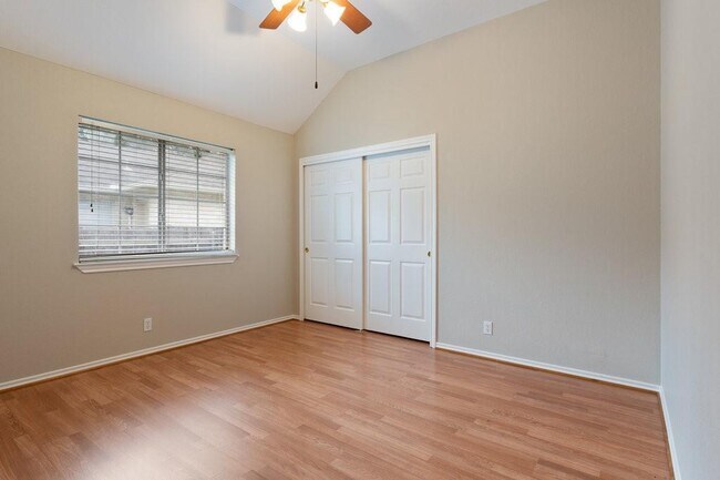 Building Photo - 2110 Red Oak Cir