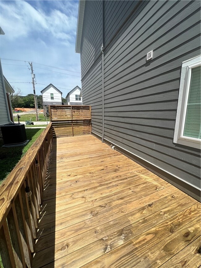 Building Photo - 1390 S Duncan Ave