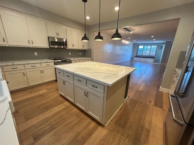 Building Photo - Brighton Oaks Beauty Just Steps from Downt...