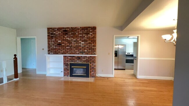 Building Photo - Large 4 Bedroom Orchards Home with private...
