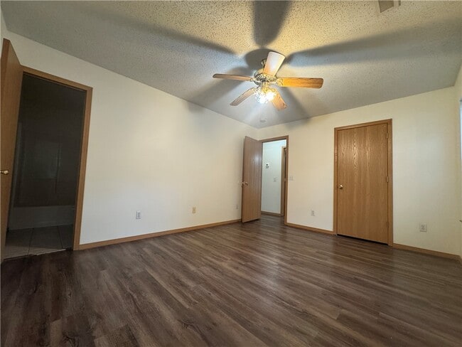 Building Photo - 1502 Cresent Dr