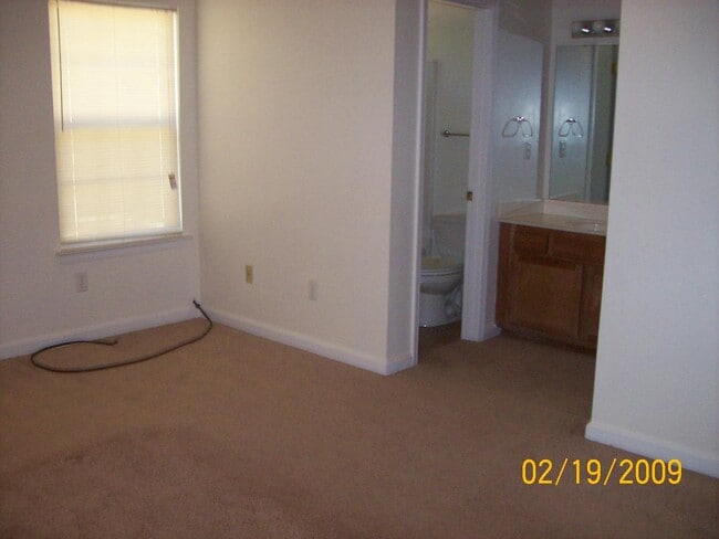 Building Photo - 3 Bedroom, 2.5 Bath Home