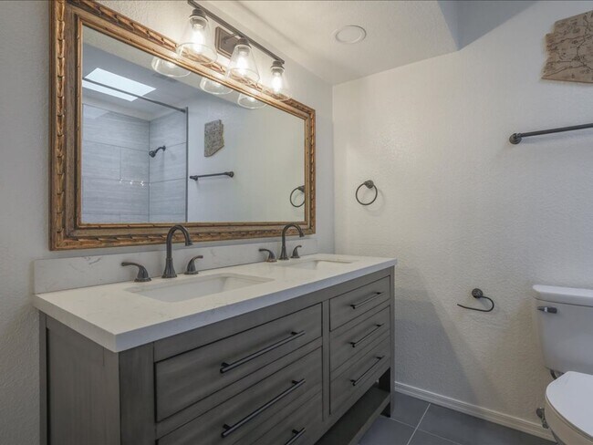 Building Photo - Spacious 4 Bedroom 2 Bathroom home with Private Pool & Arizona Room!