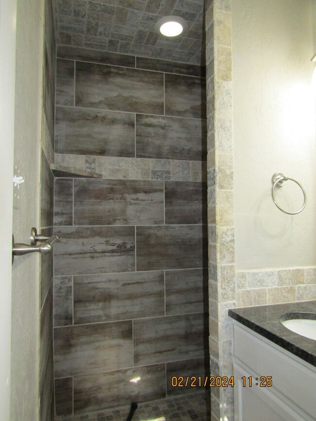 Building Photo - MacArthur Schools Area!