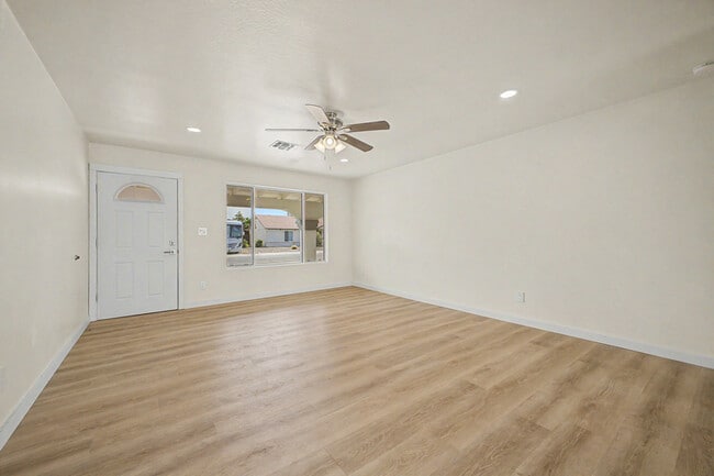 Building Photo - 3430 E Poinsettia Dr