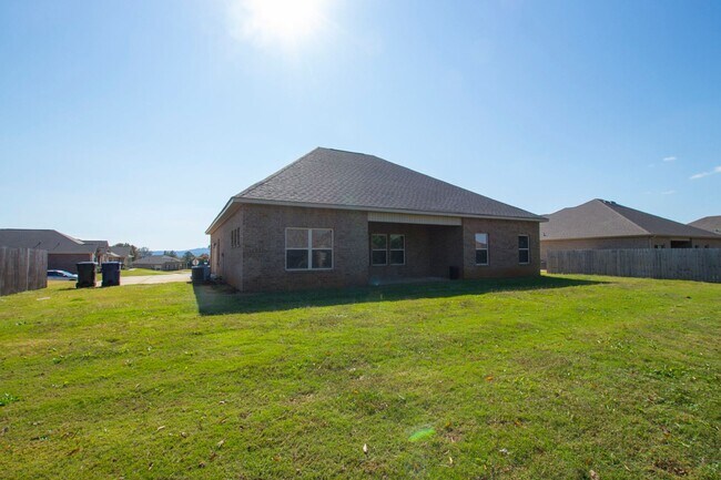 Building Photo - Move in special