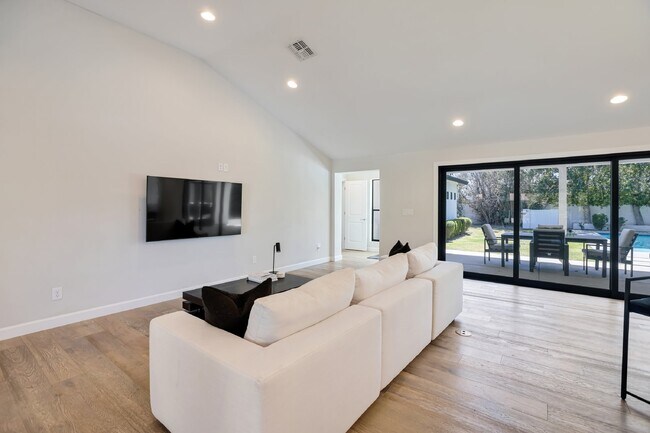 Building Photo - Beautifully furnished Arcadia Lite Rental Home!