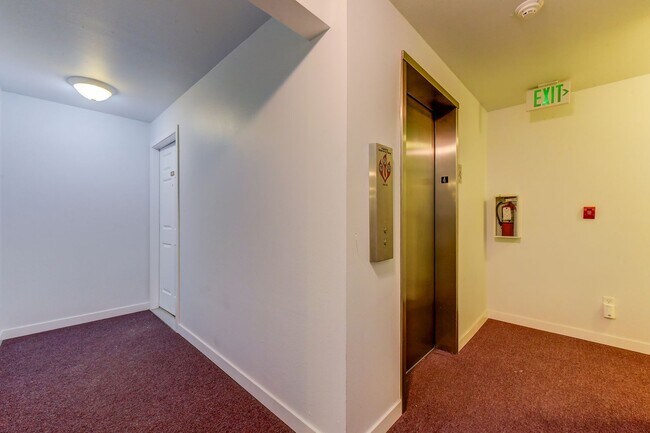 Building Photo - Commute-Friendly, Top-Floor, Totally Comfortable