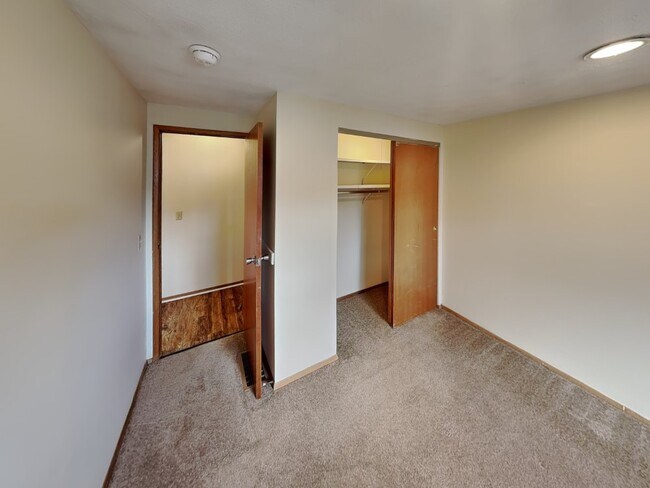 Building Photo - 94 E 18th Ave