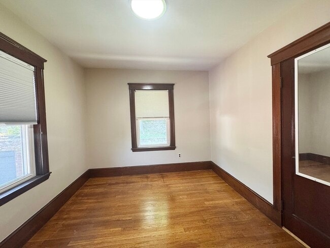 Building Photo - 211 Gladstone St