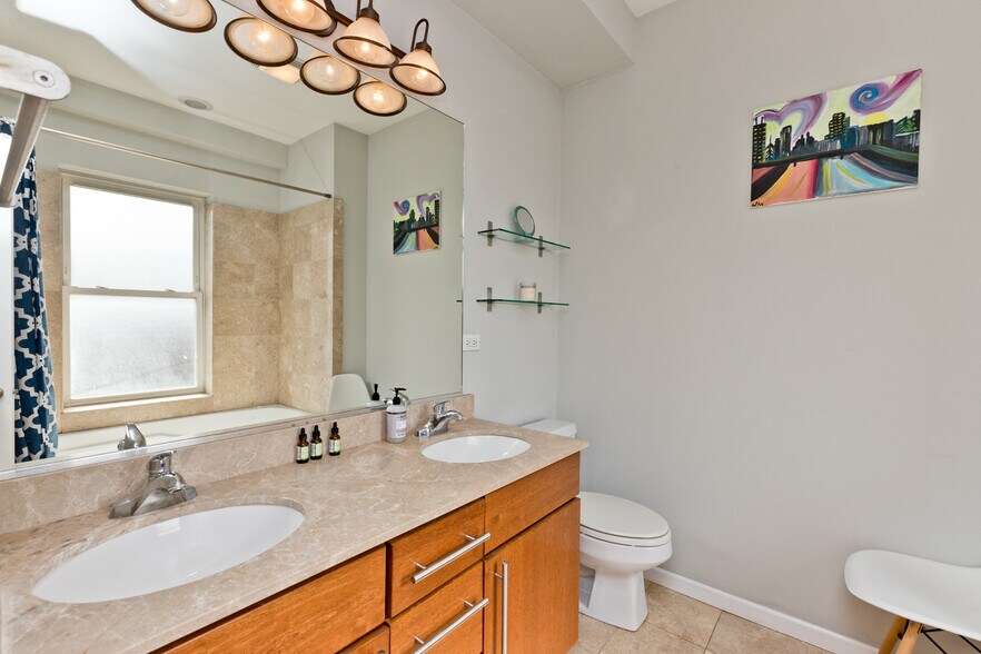 Building Photo - 2715 N Sawyer Ave