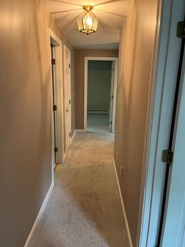 Building Photo - Executive 4 Br / 2.5 Ba Executive Colonial in Sandwich