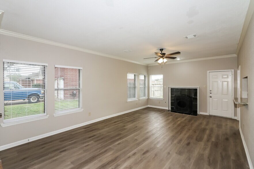 Building Photo - 15815 Spruce River Ct