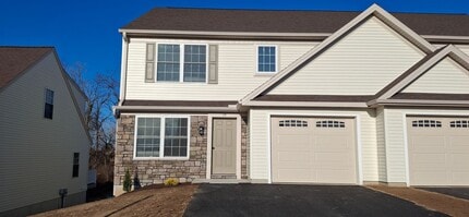 Building Photo - 3 Bedroom 2.5 Bathroom Available in Elizab...