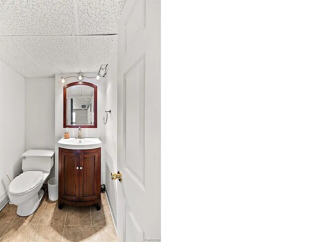 Building Photo - 3819 Island Park Dr