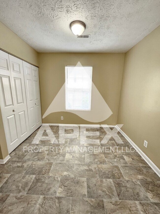 Building Photo - Nice 3Bd 1.5 Townhouse in WEST KNOX off Cedarbluff! END UNIT!