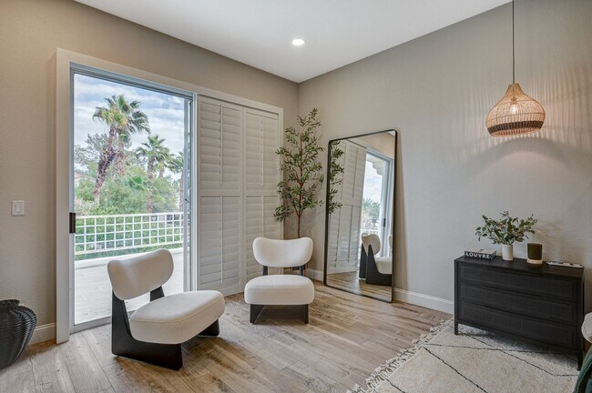 Building Photo - 4 Bedroom Contemporary Furnished-Renovated...