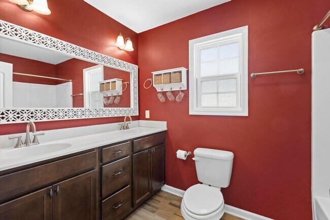 Building Photo - Beautiful Townhome with BEACH Convenience!
