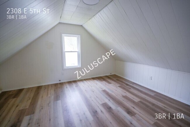 Building Photo - 2308 E 5th St