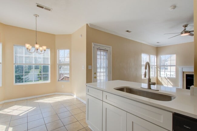 Building Photo - 3 Bed, 2.5 Bath Home Conveniently Located ...