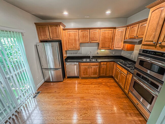 Building Photo - Huge 3 Bedroom 2.5 Bathroom Brick Townhome...