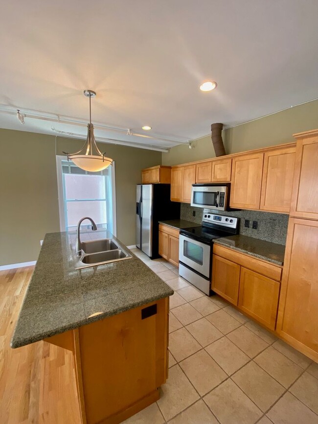 Building Photo - Live in the Heart of Downtown Spokane – 2B...
